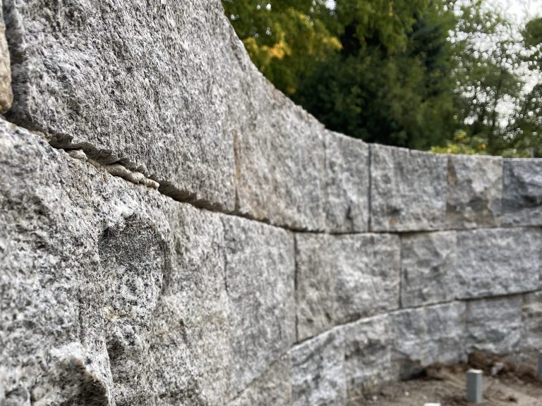 gesetzte Steinmauer